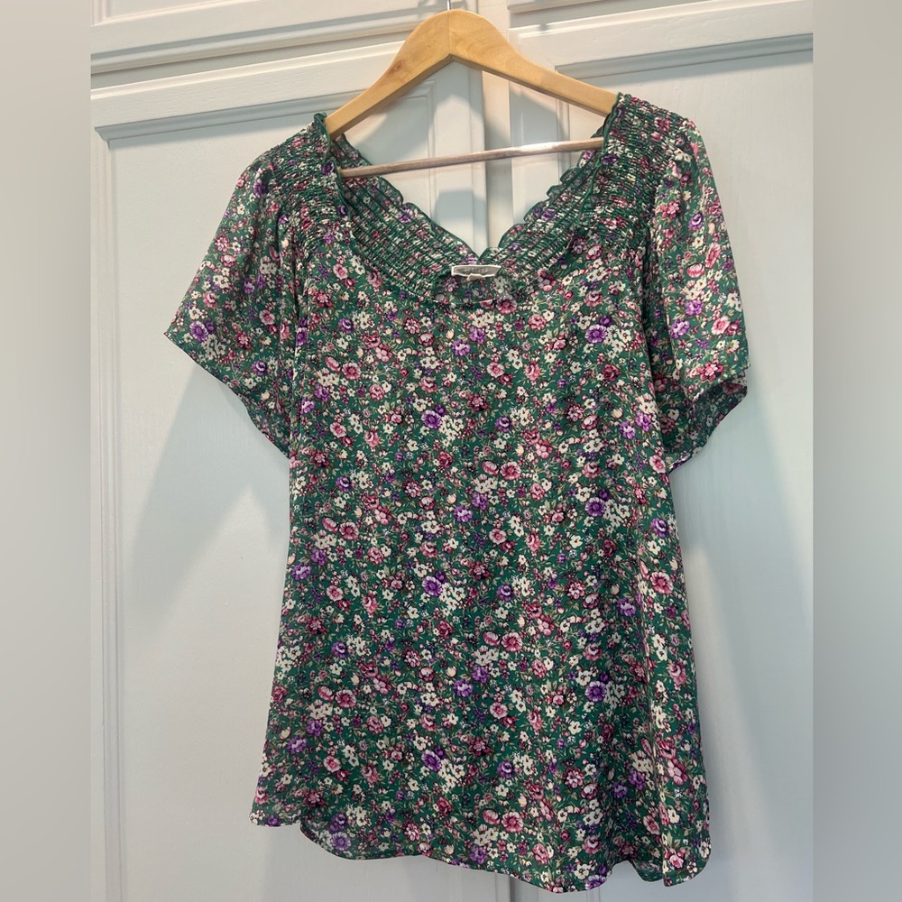 Pleione Floral Green Short Sleeve Top with gathering design.
